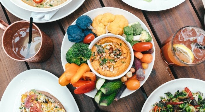 Pratos com produtos na mesa