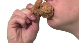 comer frango frito