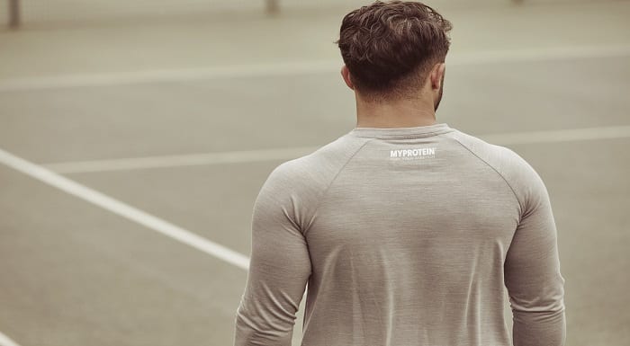 Atleta com camisola Myprotein