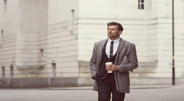 homem_cafe_barba_exercicio_jornal