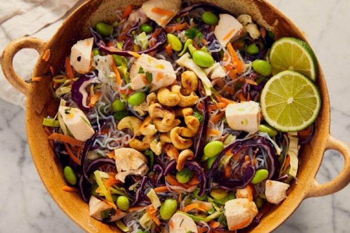 Salada Tailandesa Low‐Carb de Noodles e Frango